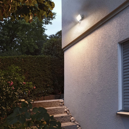 Naświetlacz LED biały czujnik ruchu halogen 10W