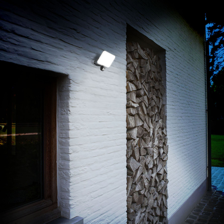 Naświetlacz z czujnikiem ruchu LED VIDEX czarny 5000K 4750lm 50W IP65 IK07